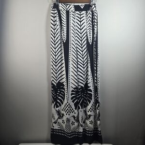 Black and White Maxi Skirt with Geometric Pattern for Resort Wear